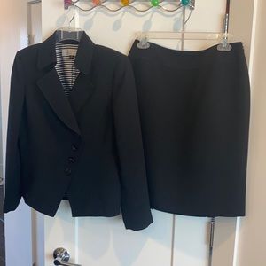 Tahari skirt suit size 8 black